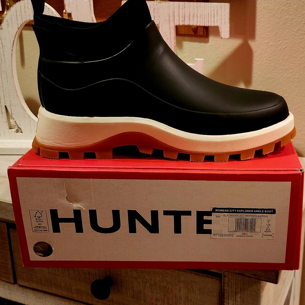 Hunter Boots size 9  Black/Shadedwhite gum color